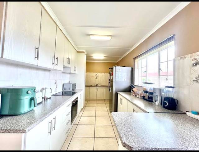 3 BEDROOM HOUSE FOR SALE IN LINCOLN MEADE